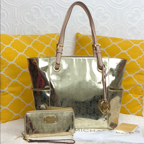 Michael Kors Handbags - 🌸OFFERS?🌸Michael Kors Gold Tote & Wallet Set